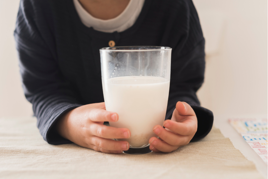 Nuestro alergólogo en Barcelona te explica la diferencia entre la intolerancia a la lactosa y la alergia a la proteína de la vaca.