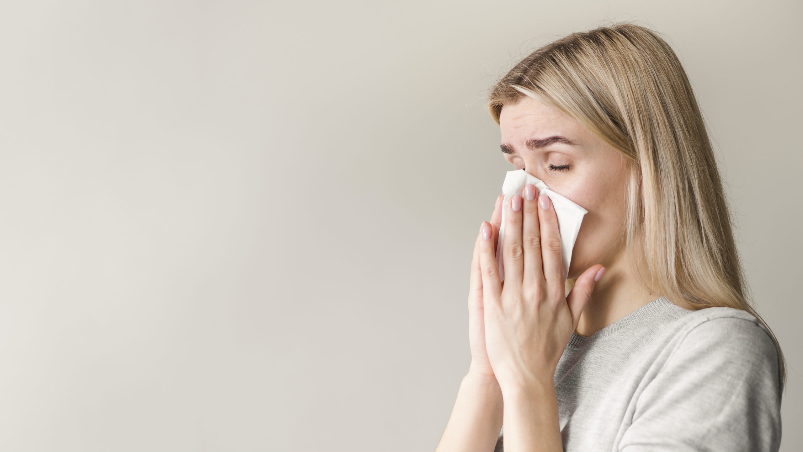 Alergología en Barcelona: ¿Se puede prevenir la alergia a la humedad?