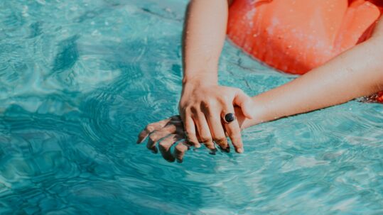 Nuestro alergólogo en Barcelona responde: ¿es normal que la piscina me irrite la piel?