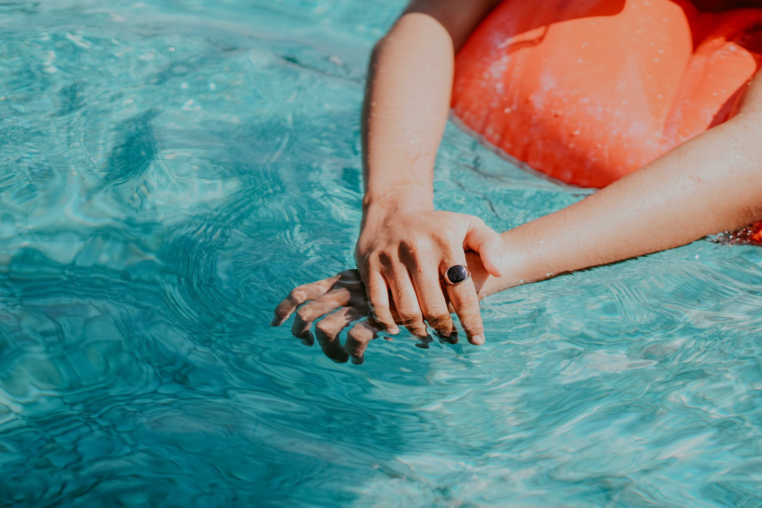 Nuestro alergólogo en Barcelona responde: ¿es normal que la piscina me irrite la piel?